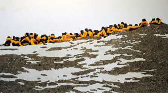 "Im Mittelmeer" - Papierschnipsel auf Holz, 61 x 122 cm, 2019