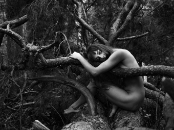 "untitled 1" - Series: „Lonely Visitor“, 2022 Medium: digital, reanalog,1 on Ilford film, classic hand print on baryth-paper silver gelatin paper on alu dibond; wooden frame, Size: 100 x 70 cm / 39,37 x 27,55 inch, Edition: 1/1, unique work